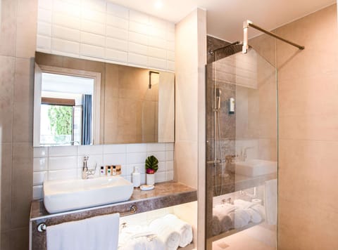 Shower, free toiletries, hair dryer, towels