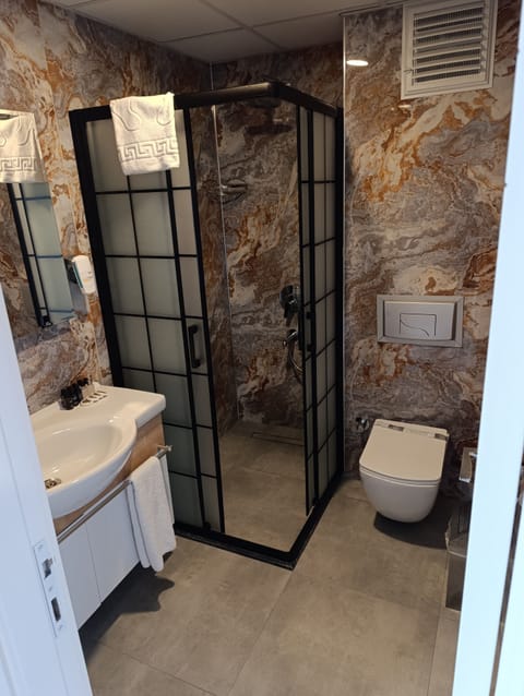 Deluxe Suite, City View, Corner | Bathroom | Shower, hydromassage showerhead, free toiletries, hair dryer