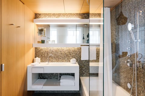 Junior Suite | Bathroom | Separate tub and shower, hair dryer, slippers, towels