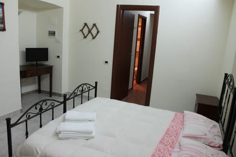 Triple Room, Non Smoking | Minibar, desk, blackout drapes, soundproofing