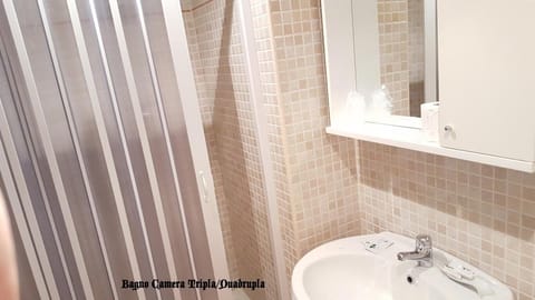 Triple Room, Non Smoking | Bathroom | Shower, free toiletries, hair dryer, bathrobes