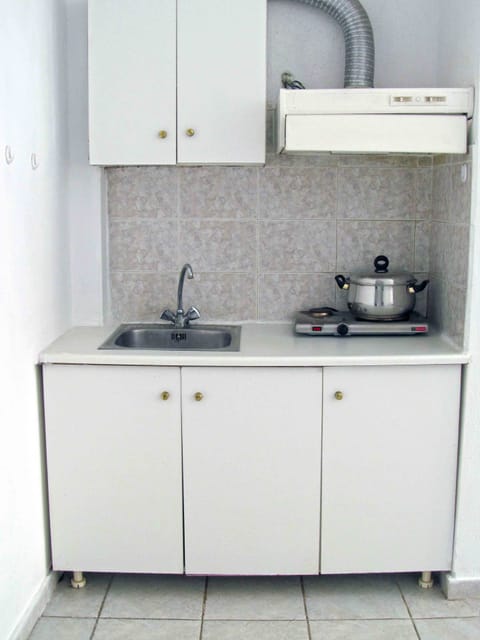 Fridge, stovetop, electric kettle, cookware/dishes/utensils
