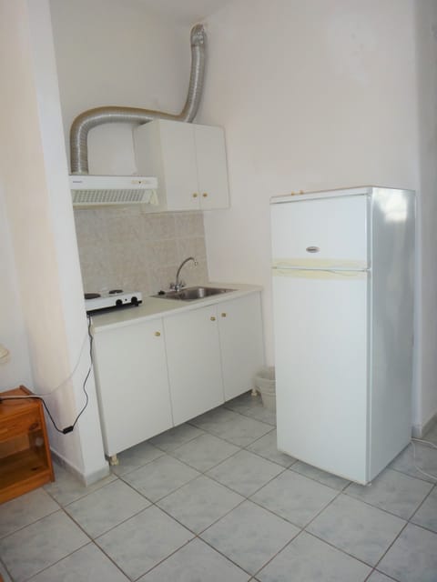 Fridge, stovetop, electric kettle, cookware/dishes/utensils