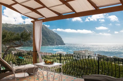 Deluxe Room, Sea View | Premium bedding, minibar, in-room safe, desk