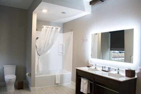 Executive Studio, 1 King Bed with Sofa bed | Bathroom | Combined shower/tub, rainfall showerhead, designer toiletries