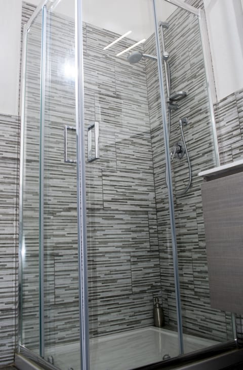 Shower, rainfall showerhead, free toiletries, hair dryer