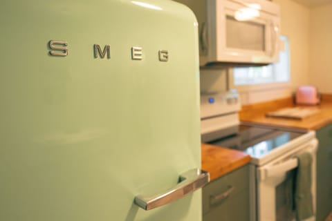 Deluxe King Studio Apartment | Private kitchen | Full-size fridge, microwave, oven, stovetop