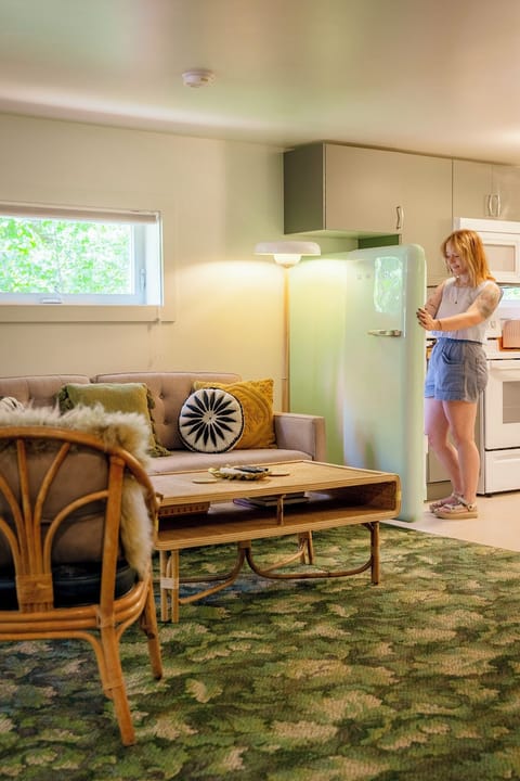 Deluxe King Studio Apartment | Premium bedding, pillowtop beds, minibar, individually decorated