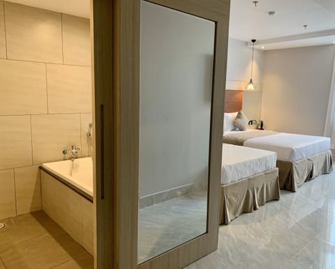 Minibar, in-room safe, free WiFi