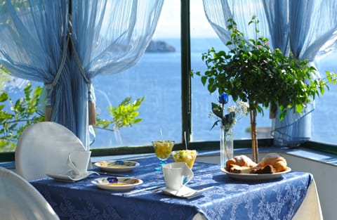 Free buffet breakfast