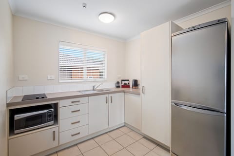 Executive Suite, 2 Bedrooms, Non Smoking, Kitchenette (Spa Apartment) | Private kitchen | Fridge, microwave, electric kettle, cookware/dishes/utensils