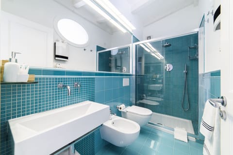 Junior Suite, Terrazzo Vista Mare | Bathroom | Shower, free toiletries, hair dryer, slippers