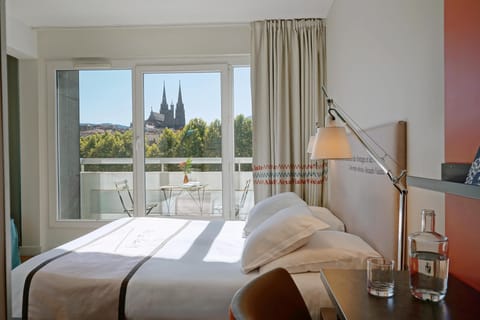 Superior Room, 1 Queen Bed, Balcony, Mountain View (Vue sur Puy de Dôme & la Cathédrale) | Premium bedding, in-room safe, individually furnished, desk
