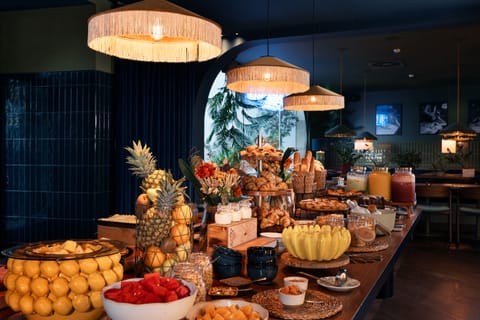 Daily buffet breakfast for a fee