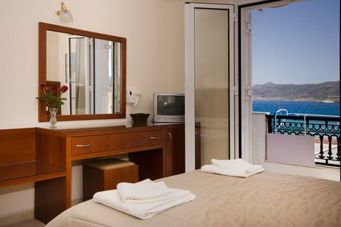 Desk, soundproofing, free WiFi, bed sheets