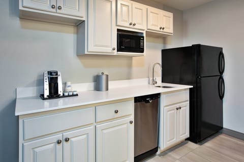 Hypo-allergenic bedding, in-room safe, desk, blackout drapes