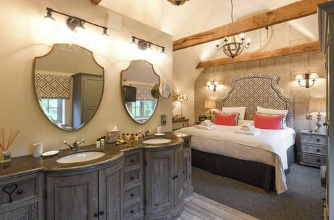 Ivy Main House | Individually decorated, iron/ironing board, free WiFi