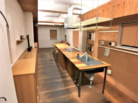 Room (/10) | Private kitchenette | Fridge, microwave, stovetop, electric kettle