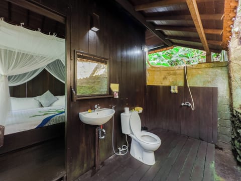 Deluxe Cottage | Bathroom | Shower, free toiletries, bidet, towels