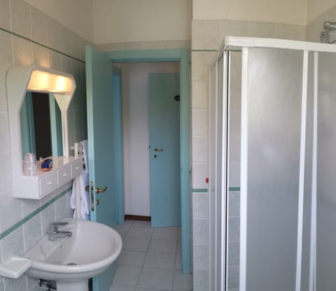 Family Room | Bathroom | Shower, free toiletries, hair dryer, bidet
