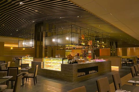 5 restaurants; breakfast, lunch, dinner, and brunch served