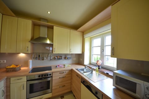 Deluxe House (Bel Monte) | Private kitchen | Fridge, microwave, oven, stovetop