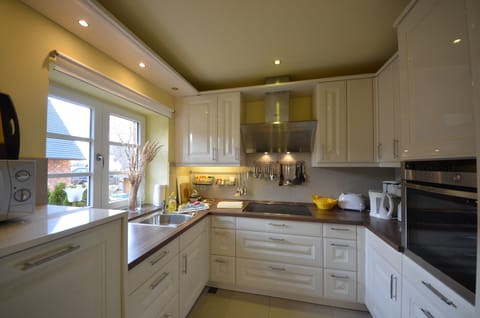 Deluxe House (Bel Air) | Private kitchen | Fridge, microwave, oven, stovetop