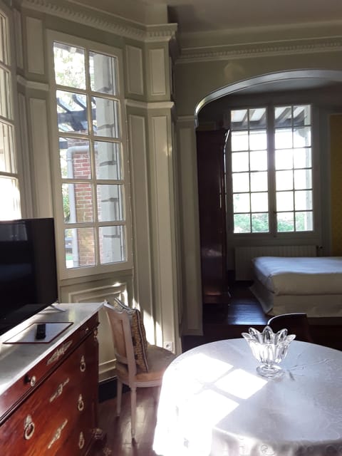 Family Room (La Queen Yvonne) | Premium bedding, down comforters, Tempur-Pedic beds