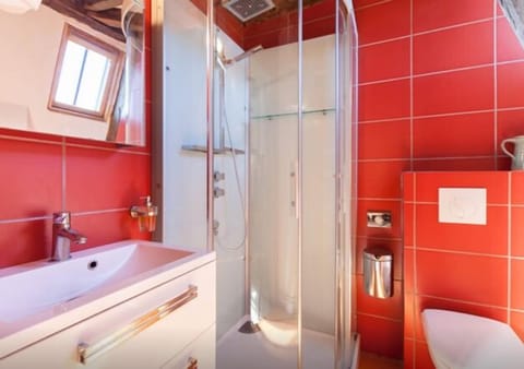 1 Luxury Double Room (Comtesse Clacla) | Bathroom | Free toiletries, hair dryer, towels