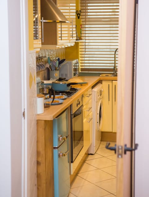 Deluxe Cottage, Private Bathroom (43 BBEscapes) | Shared kitchen | Highchair