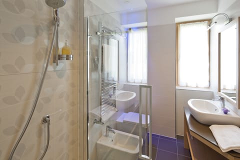 Suite | Bathroom | Shower, free toiletries, hair dryer, bathrobes