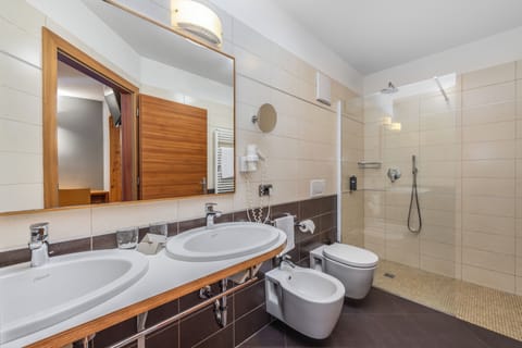 Superior Quadruple Room, 2 Bedrooms, Mountainside | Bathroom | Rainfall showerhead, free toiletries, hair dryer, bidet