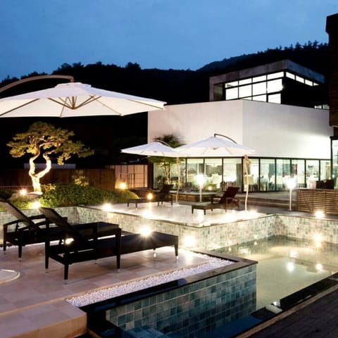 Outdoor spa tub