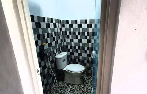 Basic Shared Dormitory, Mixed Dorm, Kitchen | Bathroom | Shower, towels, soap, shampoo