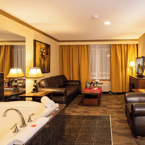 Suite, 1 King Bed, Non Smoking, Jetted Tub, Refrigerator & Microwave - Pets Not Allowed | Living area | 42-inch TV with digital channels