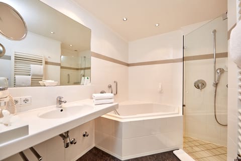 Suite (Lake House) | Bathroom | Free toiletries, hair dryer, bathrobes, slippers