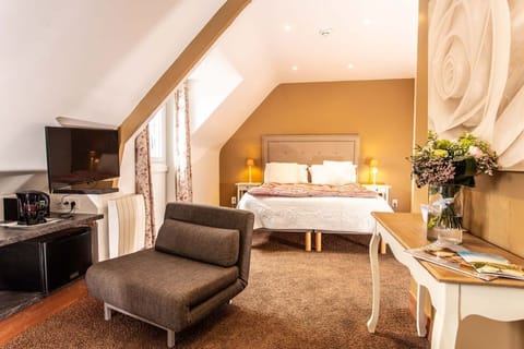 Premium Double Room, Sea View | Living area | Flat-screen TV