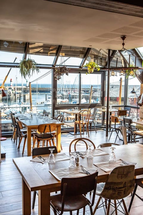 Lunch, dinner served; local cuisine, ocean views 