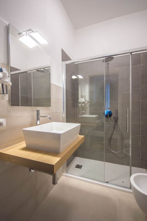 Economy Room | Bathroom | Shower, rainfall showerhead, hair dryer, bidet