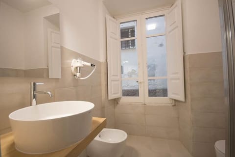 Comfort Double Room | Bathroom | Shower, rainfall showerhead, hair dryer, bidet