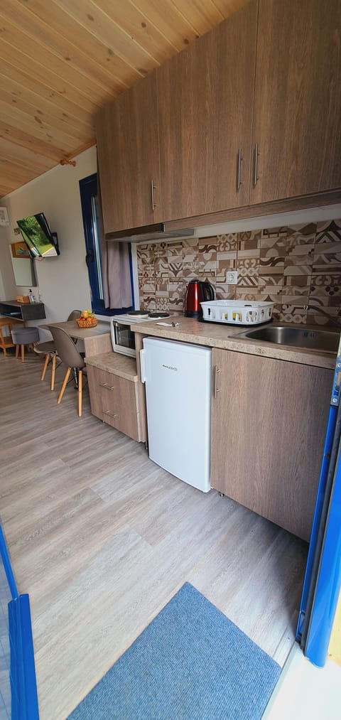 Economy Studio (#6) | Private kitchen | Mini-fridge, stovetop, coffee/tea maker, electric kettle