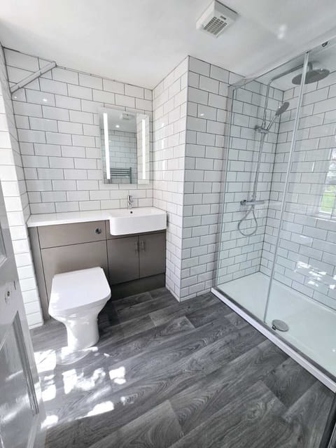 Family Room with Private bathroom | Bathroom | Shower, free toiletries, hair dryer, towels