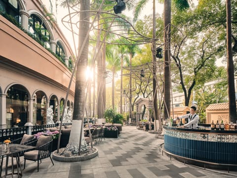 4 restaurants; breakfast, lunch, dinner, and brunch served