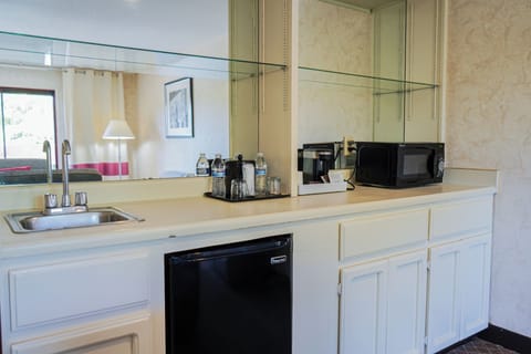 Deluxe Suite, 1 King Bed, Balcony | Premium bedding, minibar, in-room safe, desk