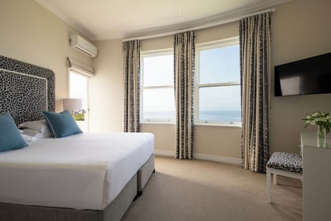 Premier Suite | Premium bedding, in-room safe, iron/ironing board, free WiFi