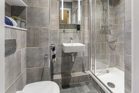 Shower, rainfall showerhead, towels