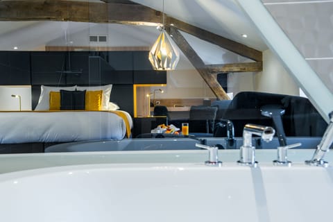 Luxury Suite | Soundproofing, free WiFi, bed sheets