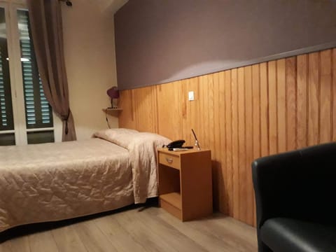 Desk, soundproofing, free WiFi, bed sheets