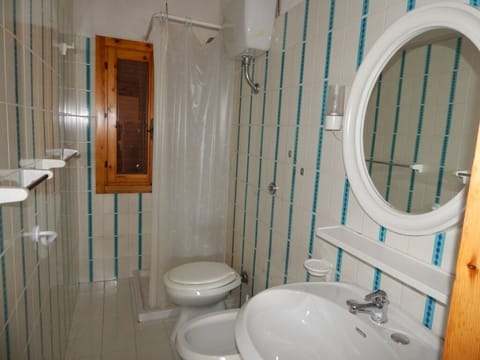 Apartment, 2 Bedrooms | Bathroom | Shower, rainfall showerhead, bidet, towels