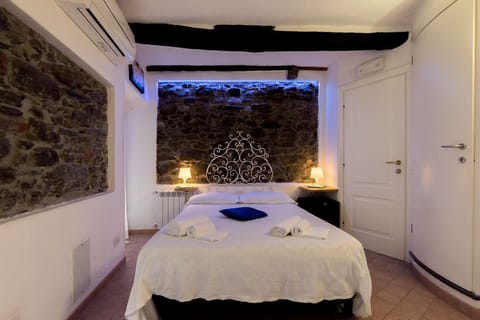 Deluxe Double Room | Hypo-allergenic bedding, in-room safe, desk, laptop workspace